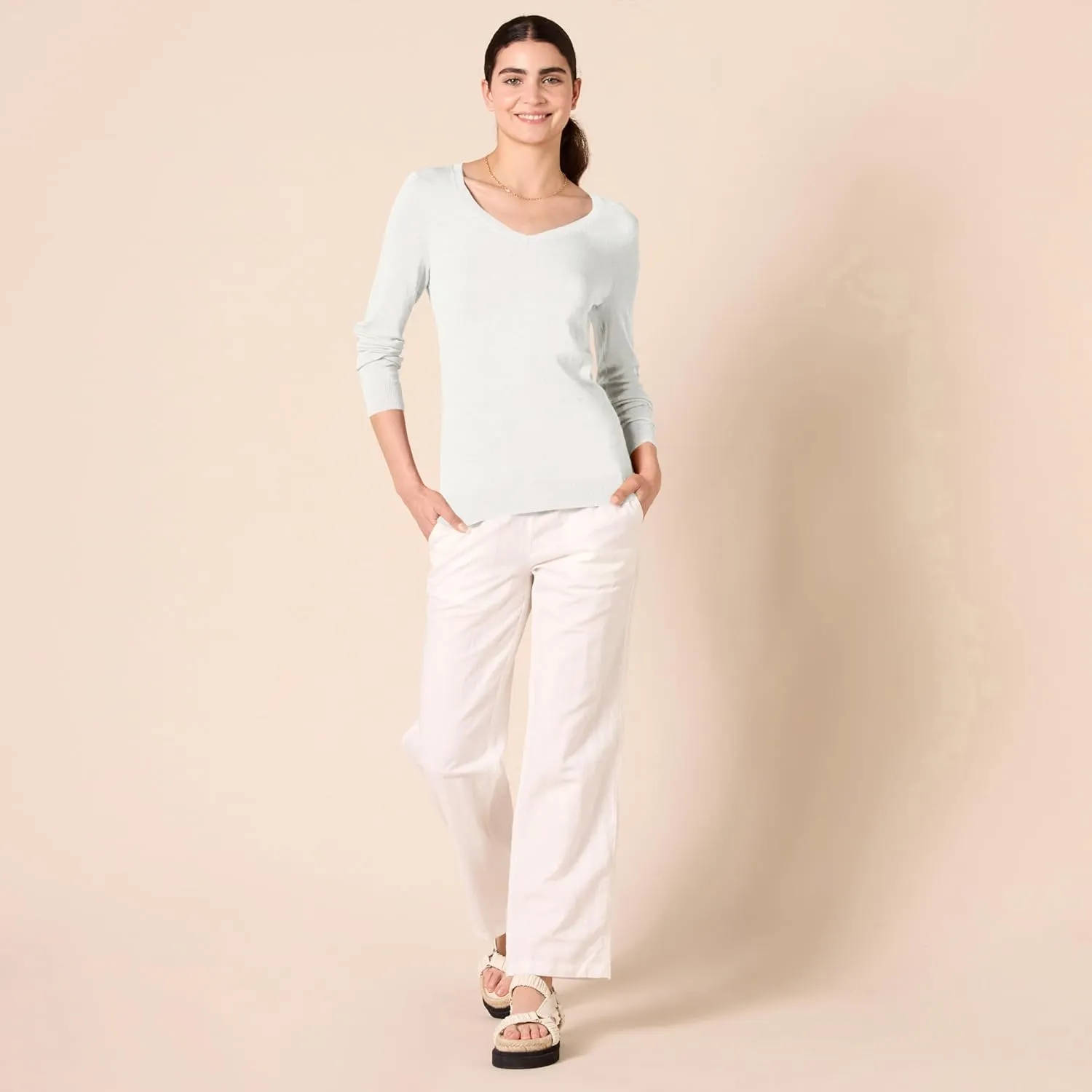 Amazon Essentials Women's Classic-Fit Lightweight Long-Sleeve V-Neck Sweater (Available in Plus Size)